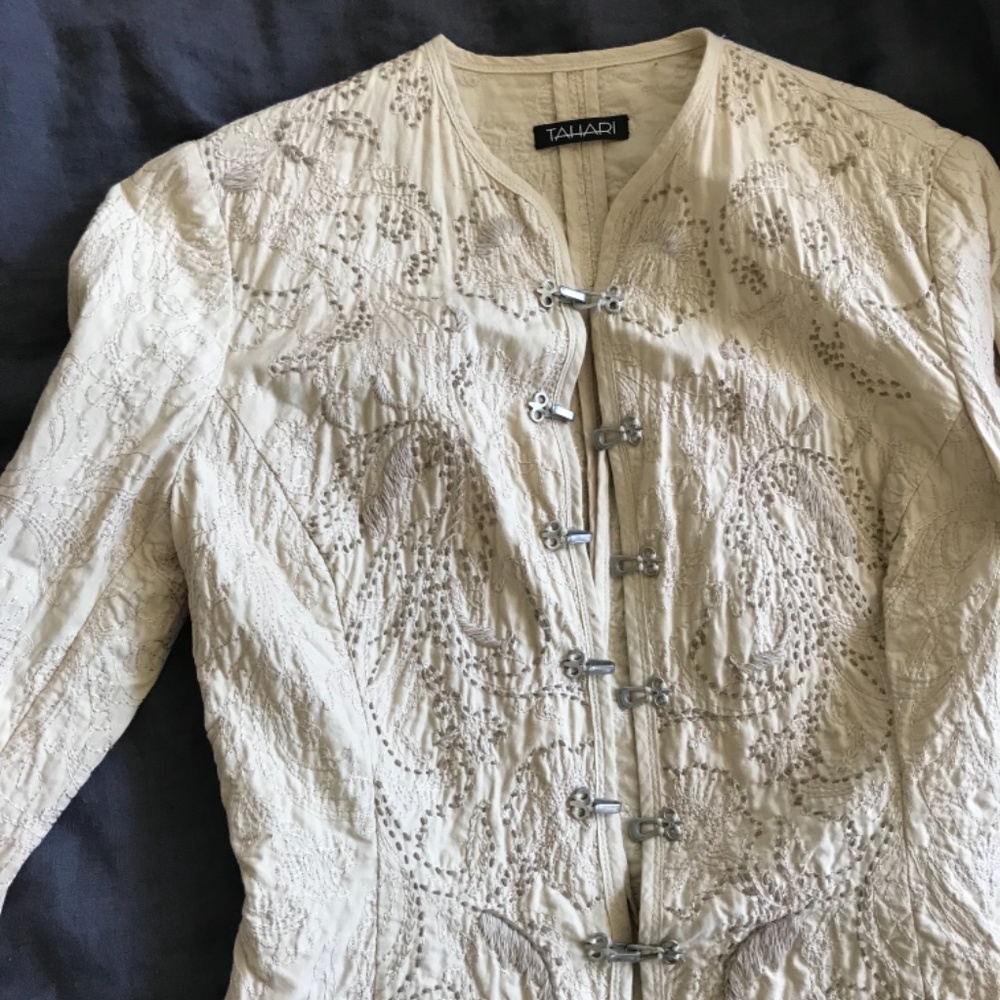 Tahari blazer - Picture 4 of 9